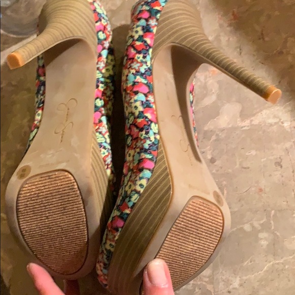 Floral pumps. 4+ inch platform. - Picture 4 of 4